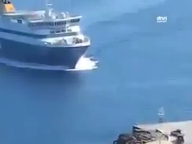 Капитан корабля лихо разворачивает свое судно