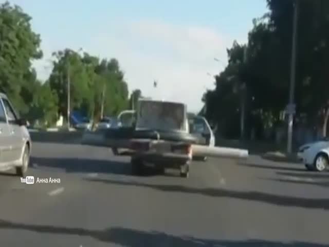 Перевозка большой трубы в легковом автомобиле в Черкесске