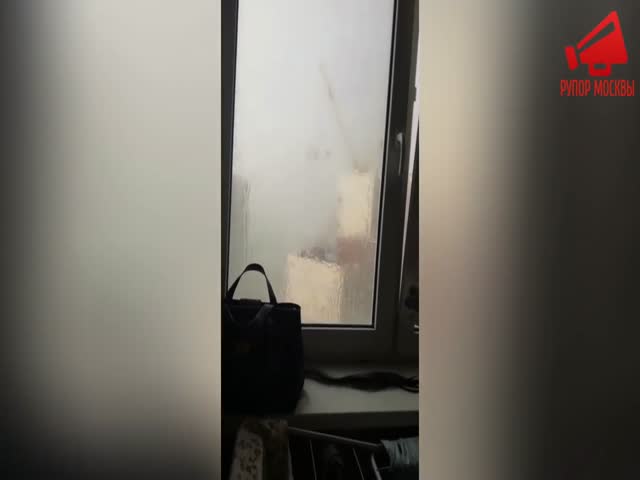 Падение строительного крана во время непогоды в Казани