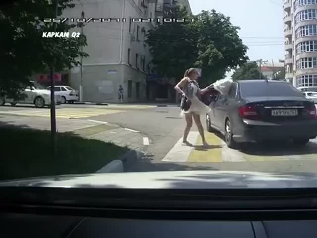 Разборка двух девушек на пешеходном переходе