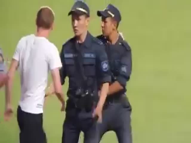 Полицейские перепутали футболиста с фанатом и попытались увести его с поля