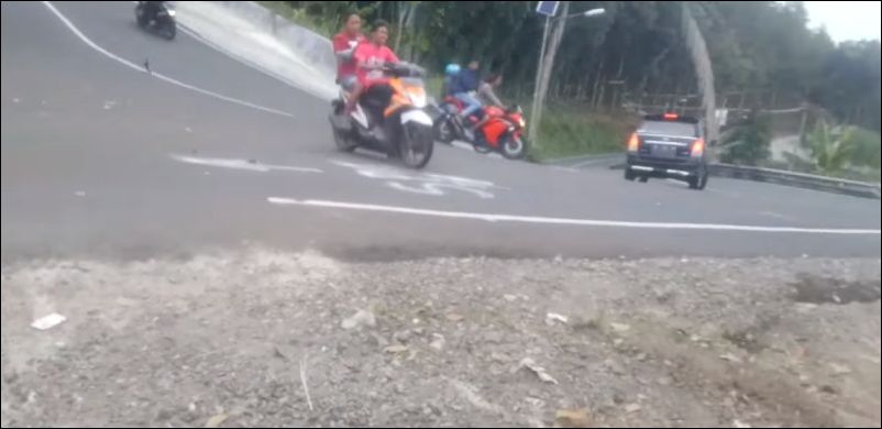 В Индонезии скутер не удалось остановить на крутом спуске