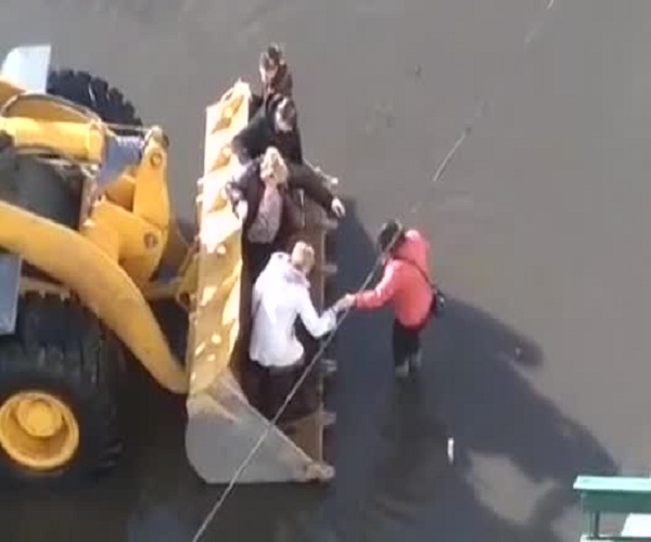 Как перевозят людей в затопленном поселке Зырянка в Якутии