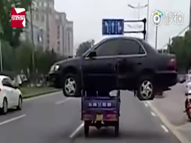 Житель Китая решил перевезти автомобиль на трехколесном мотоцикле