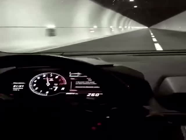 Девушка едет с безумной скоростью в туннеле в Сочи на Lamborghini Huracan