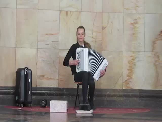 Девушка играет на баяне в московском метро