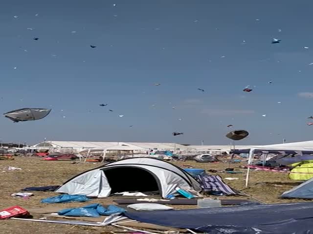 Вихрь поднял в воздух палатки во время музыкального фестиваля в Германии