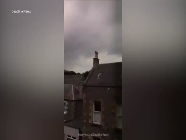Жительницу Шотландии ударила молния, когда она снимала грозу