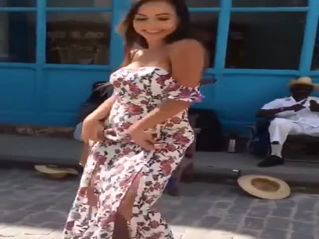 Танец симпатичной кубинской девушки