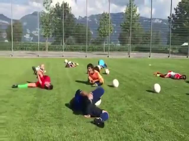 Детишки отрабатывают главную фишку в технике футболиста Неймара