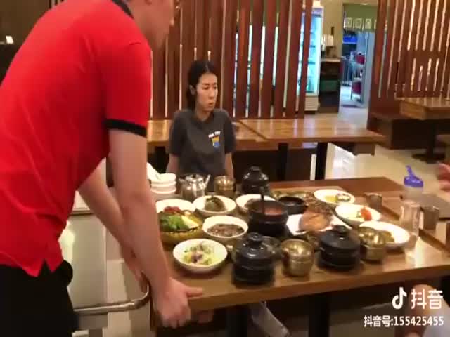 Подача еды в одном азиатском ресторане