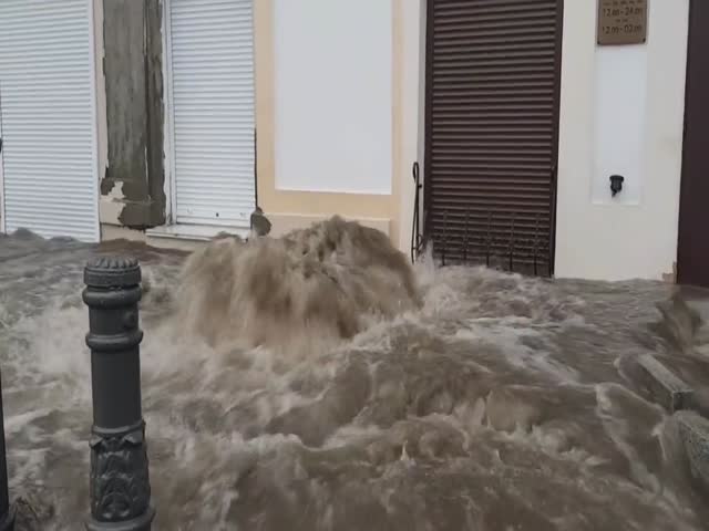 Ливневая канализация после сильного дождя во Владивостоке