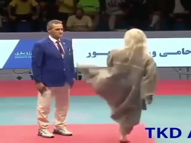 Пожилой мастер боевых искусств демонстрирует неплохие навыки