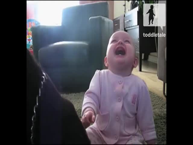 Малыш никак не может перестать смеяться