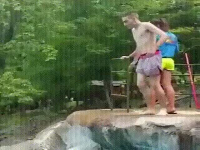 Парень никак не может решиться прыгнуть в воду