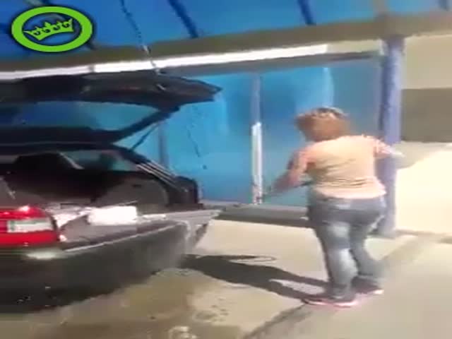 Женщина решила тщательно помыть свой автомобиль
