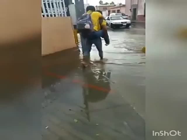 Парень неудачно вызвался перенести девушку через затопленную улицу