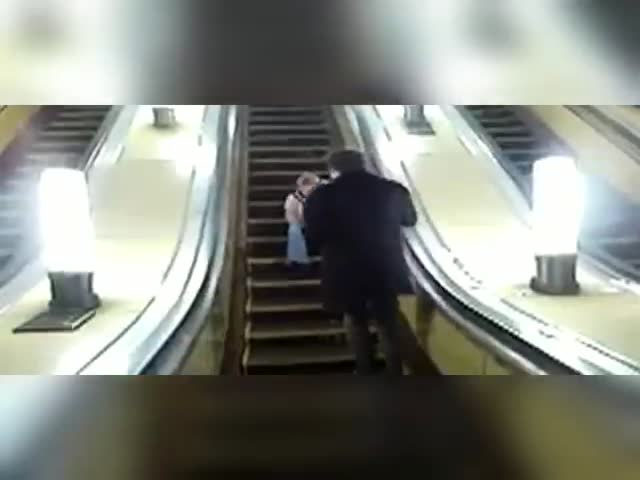 Мужчина упал с эскалатора на станции метро Кузнецкий мост в Москве
