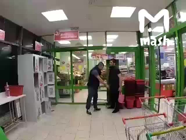 Охранник супермаркета избил клиента, которого заподозрил в воровстве