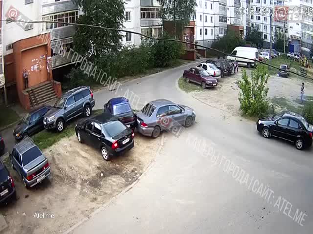 Неуправляемый автомобиль в одном из дворов Рыбинска