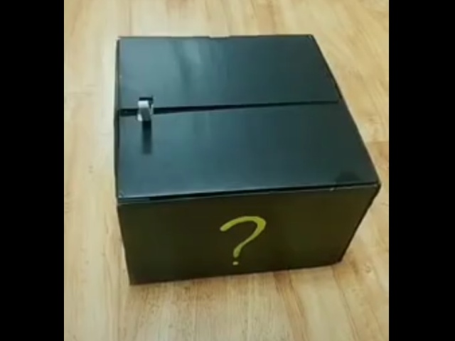 Забавная коробка с роботом, который не даст вам его переиграть