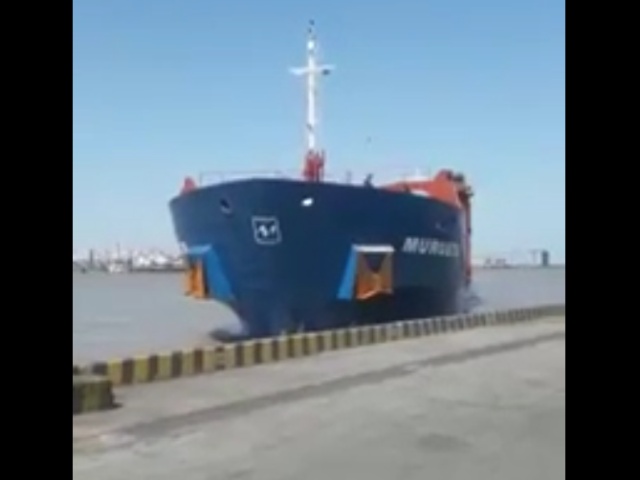 Неудачная швартовка сухогруза в колумбийском порту
