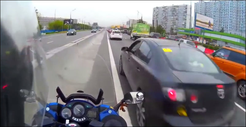 Мотоциклист-любитель объезжать автомобили встретил своего единомышленника