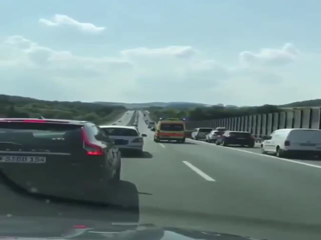 Как проезжает спецтранспорт в Германии во время пробки