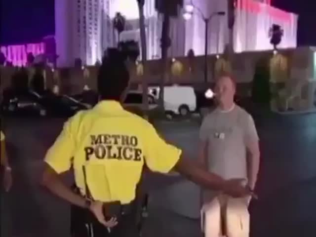 Полицейский задержал мужчину в стиле Mortal Kombat