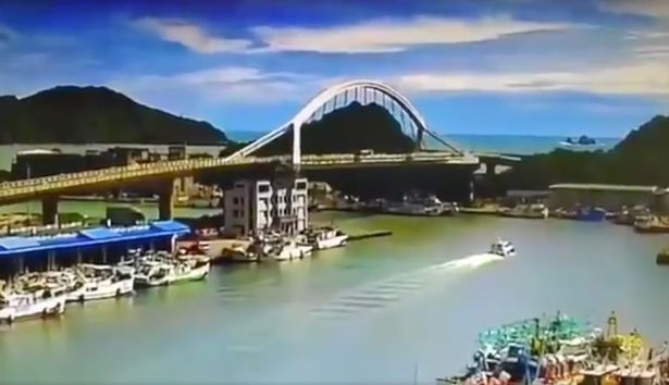 Обрушение моста, пострадавшего после тайфуна, на Тайване