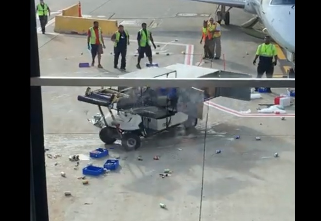 В Канаде взбесившаяся машина чуть не повредила самолет