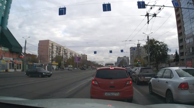 В Челябинске женщина-водитель немного перегазовала и ушла в занос