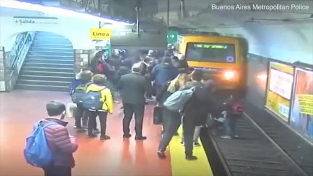 В метро Буэнос-Айреса мужчина крайне неудачно потерял сознание