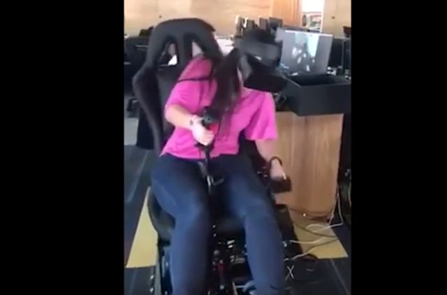 Девушки и симулятор вертолета в виртуальной реальности