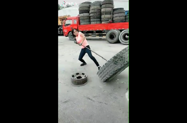 Хрупкая девушка ловко обращается с огромным колесом