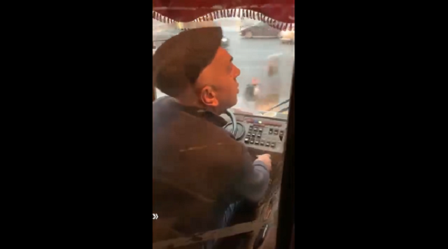 Конфликт водителя автобуса с пассажирами в Уфе из-за нежелания отдавать сдачу