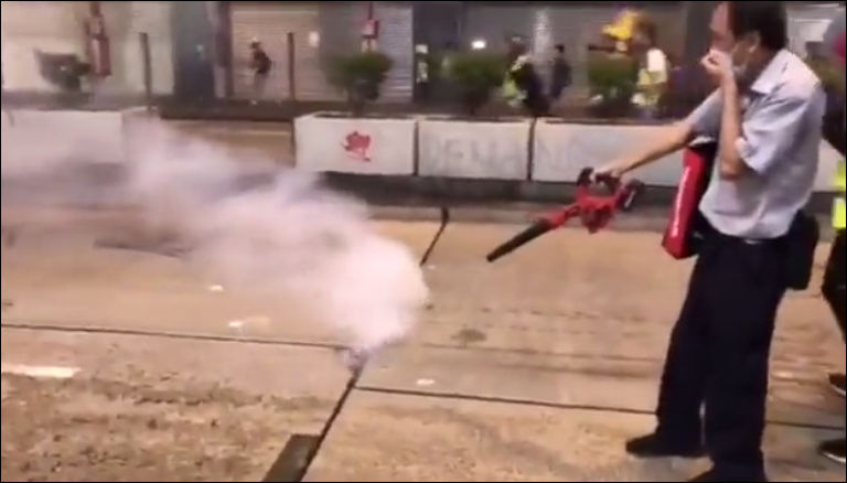 Протестующие ловко нейтрализовали гранату со слезоточивым газом