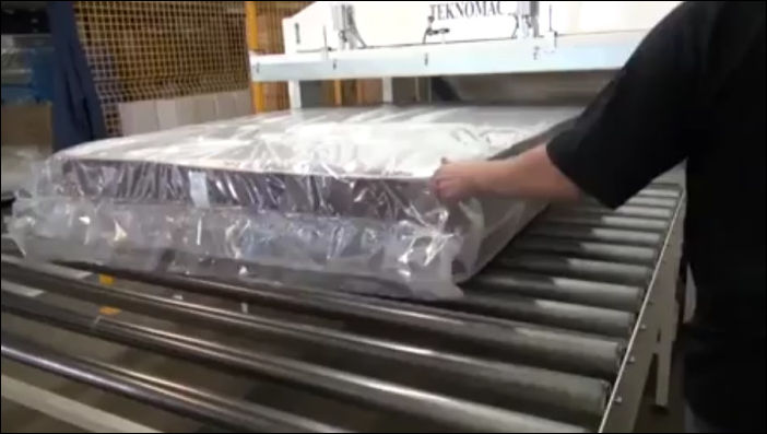 Современный способ упаковки габаритного матраса