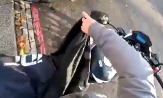 Мотоциклист накрыл свой транспорт чехлом и отправился по делам