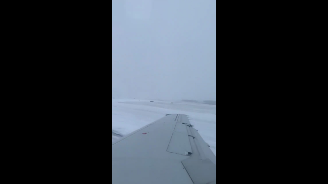 Дрифт самолета в аэропорту Чикаго из-за сильного гололеда
