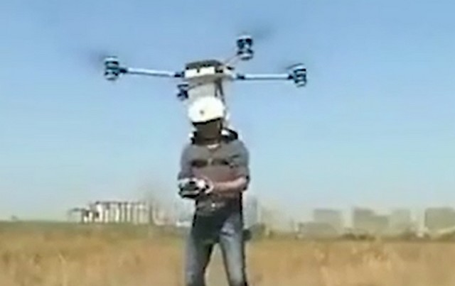 Мощный дрон поднимает парня в воздух на несколько метров