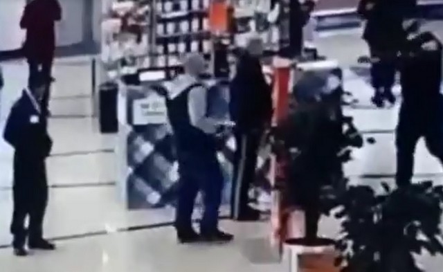 Охранник против двух посетителей торгового центра