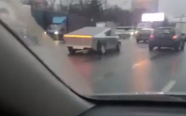 Самодельный Cybertruck на российских дорогах