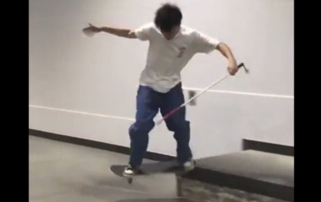 Слепой паренек отлично катается на скейтборде