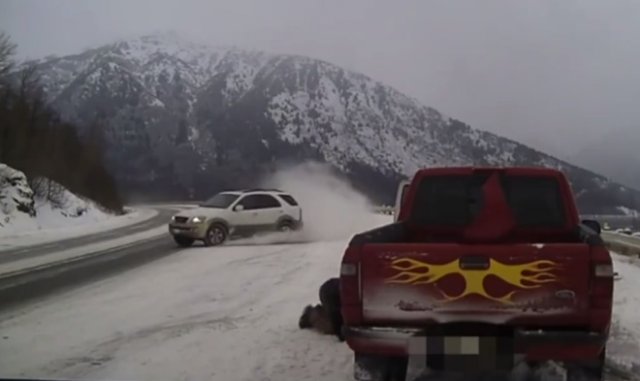 На Аляске водитель ушел в занос и чуть не врезался в полицейский автомобиль