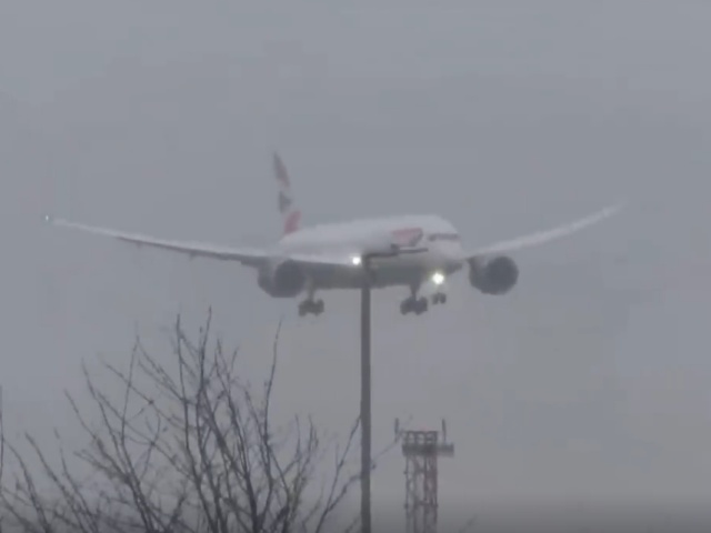 Посадка самолета в лондонском аэропорту Хитроу во время шторма