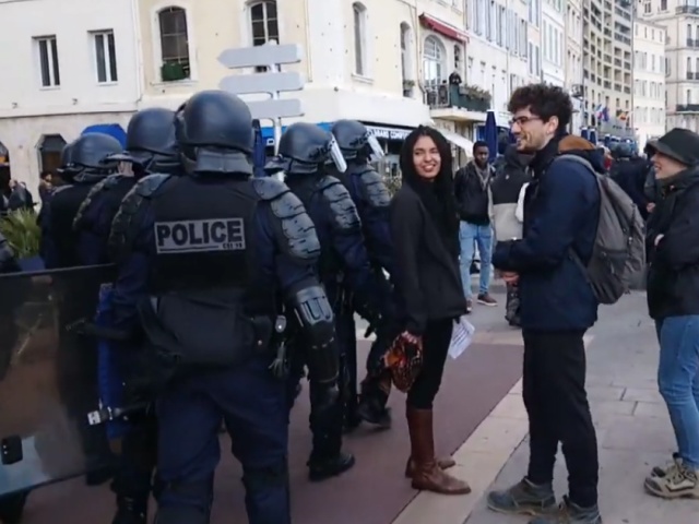 Актуальная мелодия при прохождении полицейской колонны во Франции