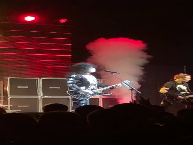 Вокалист рок-группы Kiss Пол Стэнли не перестал петь даже с горящими волосами
