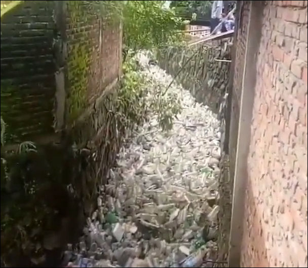 Огромное количество пластикового мусора в Индонезии