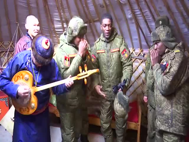 Военнослужащие из Анголы читают рэп под тувинские народные инструменты